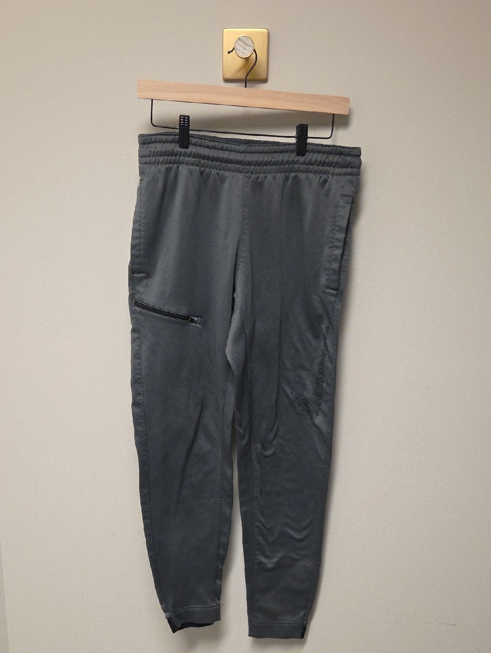 Men's Nike Dry-Fit Gray Swoosh Jogger Sweatpants, Size Small